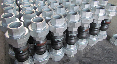 國慶閱兵顯軍威  全國人民共歡慶